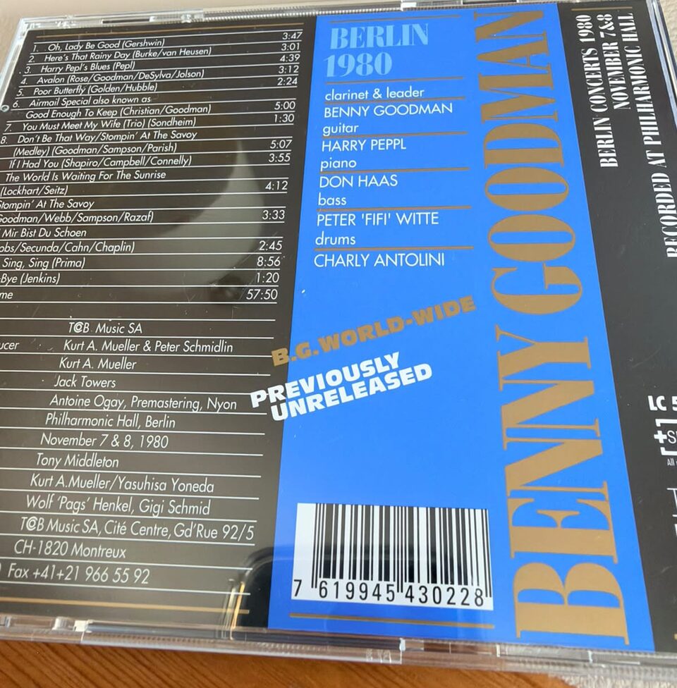Rückseite der CD „Berlin 1980“ (TCB Records TCB 43022, Reihe „B.G. World-Wide“, Aufdruck „Previously Unreleased“) mit Titelliste, darin Nr. 3 „Harry Pepl's Blues (Pepl)“ mit 4:39, und der Besetzung: Benny Goodman (clarinet & leader), Harry Pepl (guitar, gedruckt „Harry Peppl“), Don Haas (piano), Peter „Fifi“ Witte (bass), Charly Antolini (drums); dazu „Philharmonic Hall, Berlin“, „November 7 & 8, 1980“, Gesamtspielzeit 57:50, Barcode 7619945430228.