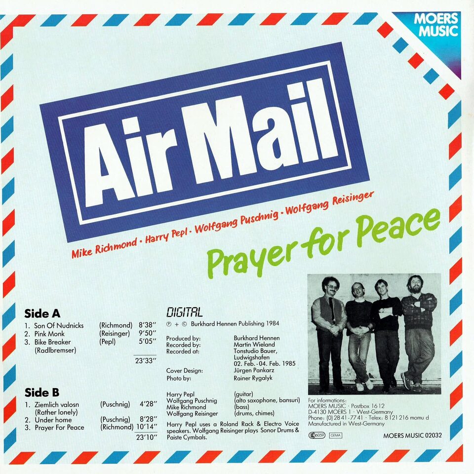Plattenrückseite im Luftpost-Design mit einem Foto der vier Musiker an einer Wand, Titelliste mit Komponisten, Besetzung und Produktionsangaben: Digitalaufnahme vom 2. bis 4. Februar 1985 im Tonstudio Bauer.