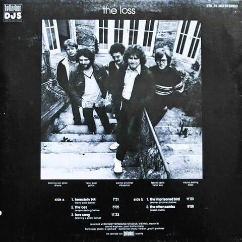 Schwarze Plattenrückseite mit einem Gruppenfoto der fünf Musiker auf einer Steintreppe, laut Beschriftung von links Brüning von Alten, Harry Pepl, Werner Pirchner, Leszek Zadlo und Wayne Darling, darunter Titelliste mit Komponisten und Produktionsangaben: aufgenommen im März 1981 in den Schmettersound Studios, Wien.
