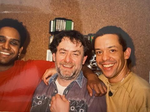 Farbfoto, frühe 1990er Jahre: Ronnie Burrage, Harry Pepl und John Purcell lachen im Heimstudio in Hernstein in die Kamera. Von links nach rechts: Ronnie Burrage, Harry Pepl und John Purcell.