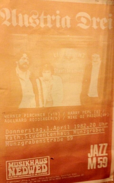 Plakat der Grazer Konzertreihe Jazz M59 (Herausgeber Afro-Asiatisches Institut Graz, verantwortlich Heimo Steps) für Austria Drei am Donnerstag, 1. April 1982, 20 Uhr, im Katholischen Studentenhaus Münzgraben: Werner Pirchner (Vibrafon), Harry Pepl (Gitarre), Adelhard Roidinger (Bass), Mike Di Pasqua (Schlagzeug).