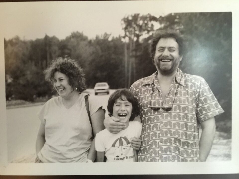 Privates Schwarzweißfoto, 1987 oder 1988: Harry Pepl lachend mit seiner Frau Friederike und dem Sohn Daniel als Kind, an einer Straße im Grünen. Veröffentlicht mit Freigabe von Daniel Pepl. Von links nach rechts: Friederike Pepl, Daniel Pepl und Harry Pepl.