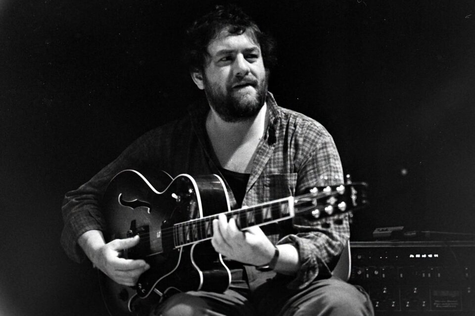 Harry Pepl an der Gitarre bei einem Konzert mit Air Mail in Linz im Februar 1985.