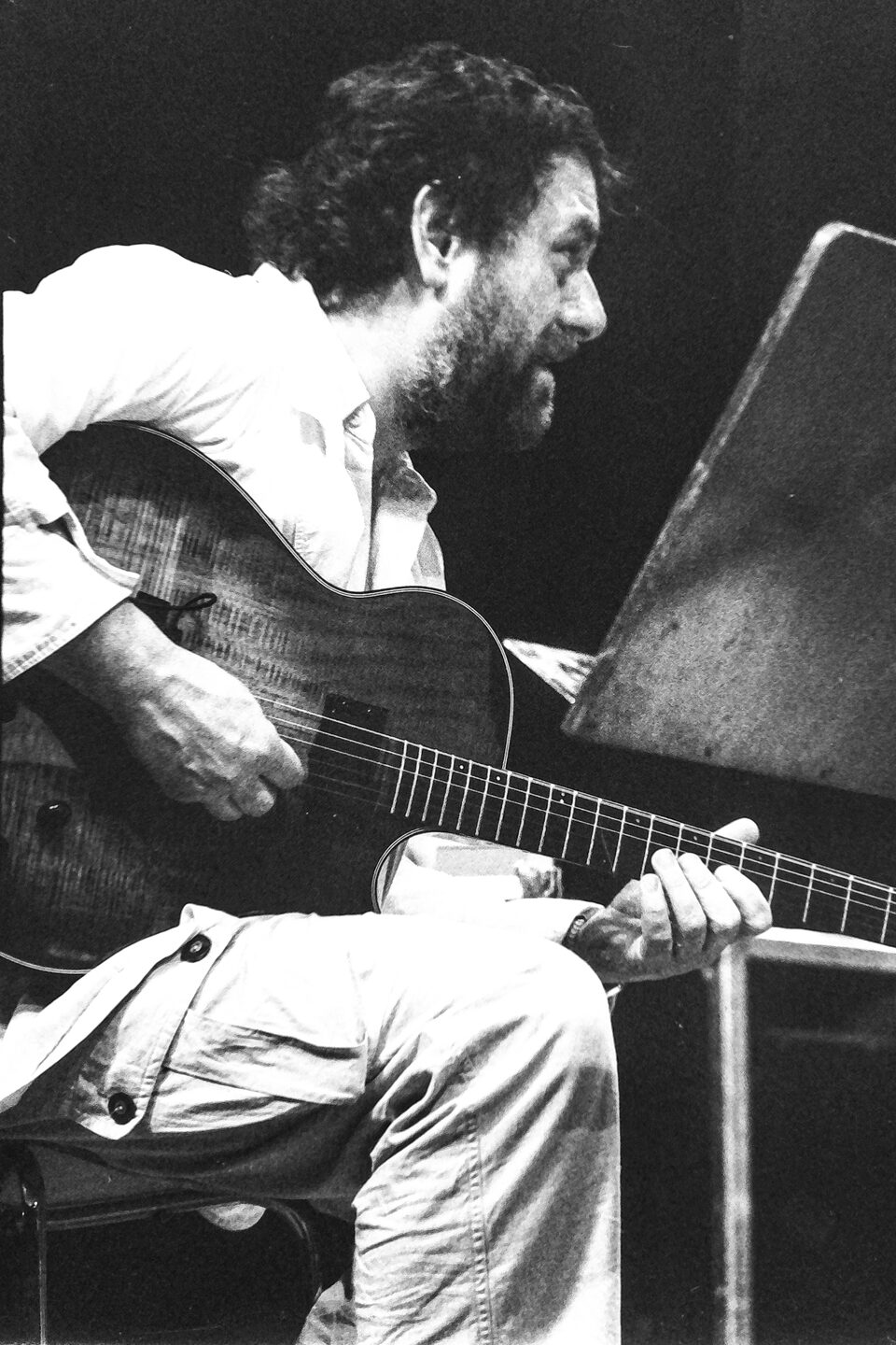 Harry Pepl singt beim Spielen mit, Archtop-Gitarre und Notenpult, Jazzfestival Amiens, Frankreich, Mai 1987.