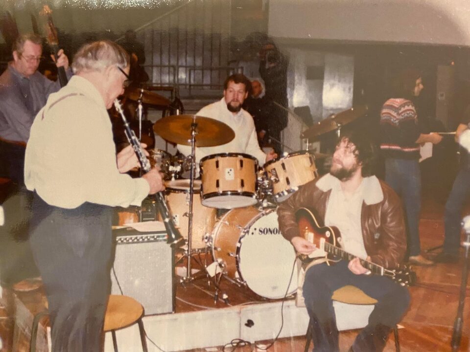 Probe in Berlin: Benny Goodman mit Klarinette im Vordergrund, dahinter Bass und Schlagzeug, rechts Harry Pepl mit Gitarre, den Blick auf Goodman gerichtet. Von links nach rechts: Peter Witte am Kontrabass, Benny Goodman mit der Klarinette, Charly Antolini am Schlagzeug und Harry Pepl mit der Gitarre.