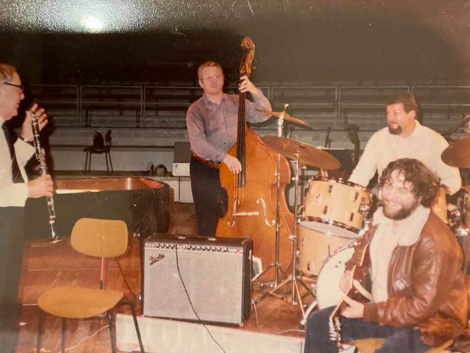 Probe mit Benny Goodman in Berlin, November 1980: links Goodman mit der Klarinette, in der Mitte Peter Witte am Kontrabass, dahinter Charly Antolini am Schlagzeug und vorn Harry Pepl mit Gitarre und Lederjacke.