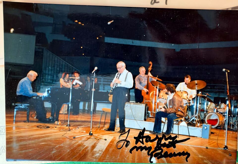 Probe in der Berliner Philharmonie, November 1980: links Don Haas am Flügel, in der Mitte Benny Goodman mit der Klarinette, dahinter Peter „Fifi“ Witte am Kontrabass und Charly Antolini am Schlagzeug, vorn rechts Harry Pepl mit Gitarre und Lederjacke. Unten hat Goodman das Foto mit schwarzem Filzstift für Pepl signiert: „To Harry, my best, Benny“.