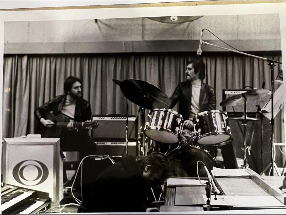 Black-and-white photo from the 1970s: Harry Pepl with an acoustic guitar and Fritz Ozmec at the drums, in front another musician bent over the keys. According to the family, they were jamming before a show with Peter Alexander, the most popular German-language entertainer of the post-war era. On the left Harry Pepl, on the right Fritz Ozmec on drums; the musician at the keyboard in front is unknown.