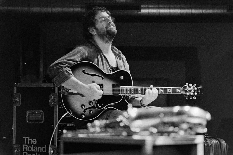 Harry Pepl an der Jazzgitarre, ganz in die Musik versunken, neben ihm ein Roland-Rack. Hemd und Gitarre gleichen Felix Nöbauers Foto vom Konzert mit Air Mail in Linz, Februar 1985.