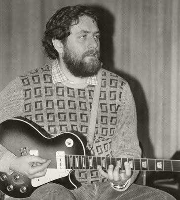 Harry Pepl mit seiner Gibson Les Paul beim Konzert des Jazzzwio mit Werner Pirchner im Jazzforum Mödling (Niederösterreich) am 2. Februar 1979. Schwarzweißaufnahme.