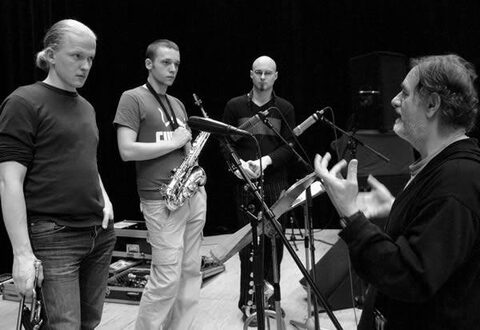 Schwarzweißfoto von der Probe zur „Habanero-Slideshow“ beim Salzburger Jazzherbst im November 2004. Die Show von Rainer Rygalyk und Harry Pepl brachte 2004 erstmals Musik der Lonely Single Swinger Band mit Live-Musikern auf die Bühne. Harry Pepl (rechts) erklärt den jungen Jazzmusikern Lorenz Raab (Trompete, links), Wolfgang Schiftner (Saxophon, Mitte) und Clemens Salesny (hinten) seine Musik und seine Konzepte. Salesny wurde später zur zentralen Figur der Live-Aufführungen dieser Musik. Namen laut Bildunterschrift der früheren Website harrypepl.com. Von links nach rechts: Lorenz Raab, Wolfgang Schiftner, Clemens Salesny und Harry Pepl.