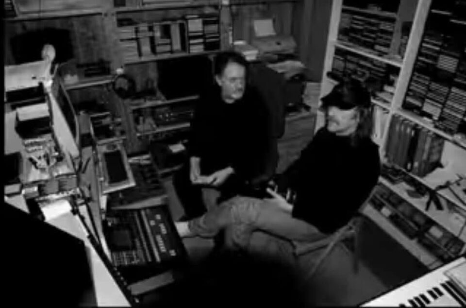 Schwarzweißfoto im Heimstudio in Hernstein, Niederösterreich: Harry Pepl und der Fotograf Rainer Rygalyk (rechts, mit Kappe) zwischen Mischpult, Bildschirm, Keyboard und Regalen voller Tonbänder und Kassetten. So sah das Studio aus, in dem Pepl seine Real-time Compositions und die Aufnahmen der Lonely Single Swinger Band einspielte. Links Harry Pepl, rechts Rainer Rygalyk.