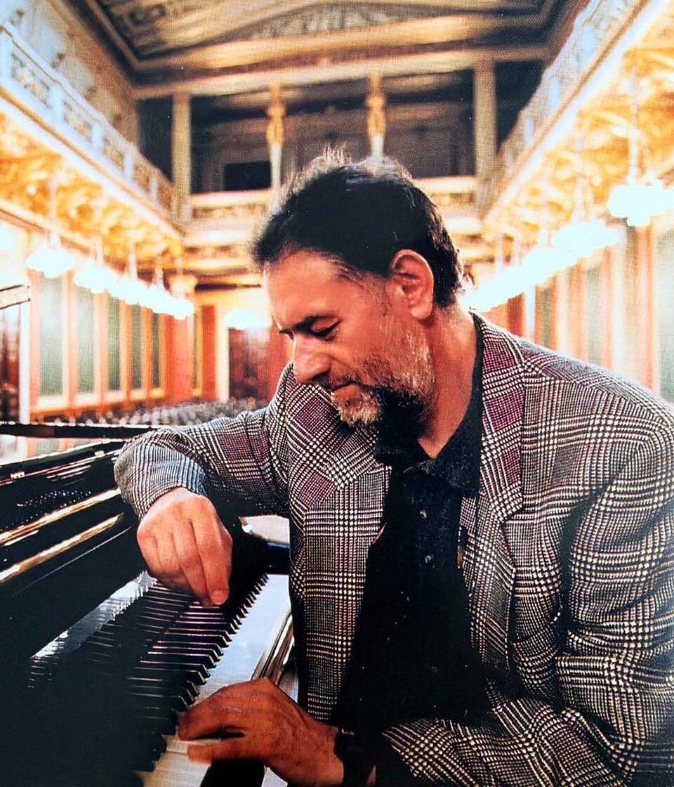Farbfoto vom Cover des Klavier-Soloalbums „Flow“ (PAO Records, 1996): Harry Pepl am Steinway-Flügel im Brahms-Saal des Wiener Musikvereins, den rechten Arm auf das Gehäuse gestützt, die linke Hand auf den Tasten, im Hintergrund goldene Säulen, Kronleuchter und die Sitzreihen. Hier spielte er das Album am Sonntag, 10.03.1996 in einem Take ein. Fotograf nach Angabe der Familie Peter Schramek, damals Fotograf des Wiener Musikvereins, den das Booklet für das Foto der Rückseite nennt.