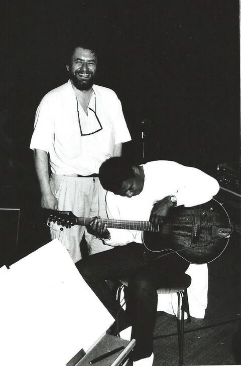 Schwarzweißfoto, laut Daniel Pepl in Paris, 1987: Jack DeJohnette sitzt auf einem Hocker mit Harry Pepls Ibanez-Gitarre und beugt den Kopf über das Griffbrett, Harry Pepl, die Brille an einer Kordel um den Hals, steht daneben und lacht. Vorn links ein Notenpult, rechts ein Verstärker. Daniel Pepl schrieb 2014 dazu: „jimi dejohnette unter wohlwollender beobachtung des gitarrenbesitzers, paris 1987“. Fotografiert hat Heimo Steps, Pepls Förderer und Manager in Graz. Pepl und DeJohnette spielten in diesen Jahren gemeinsam in Michel Portals Gruppe. Links Harry Pepl, rechts Jack DeJohnette.