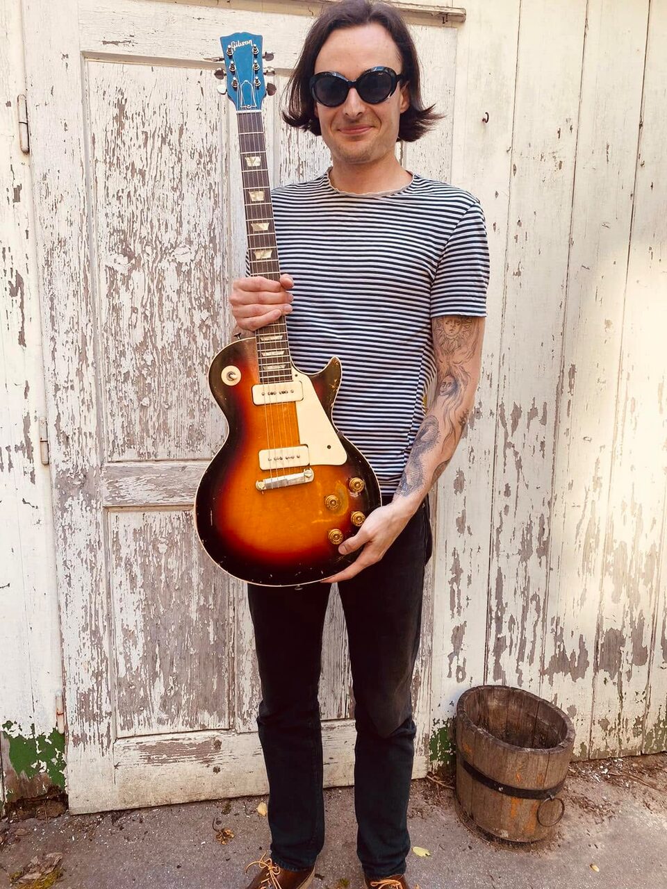 Der Gitarrist Andi Lechner mit Harry Pepls Gibson Les Paul von 1954, die zuvor Lou Reed gehörte. Daniel Pepl lieh die Gitarre für Aufnahmen aus.