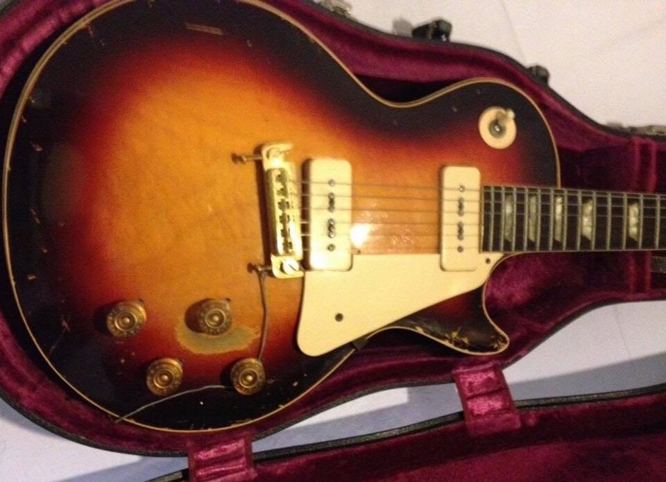 Die Gibson Les Paul von 1954 im Koffer: Sunburst-Lackierung mit deutlichen Spielspuren, zwei P-90-Tonabnehmer, cremefarbenes Schlagbrett. Zuvor gehörte die Gitarre Lou Reed.