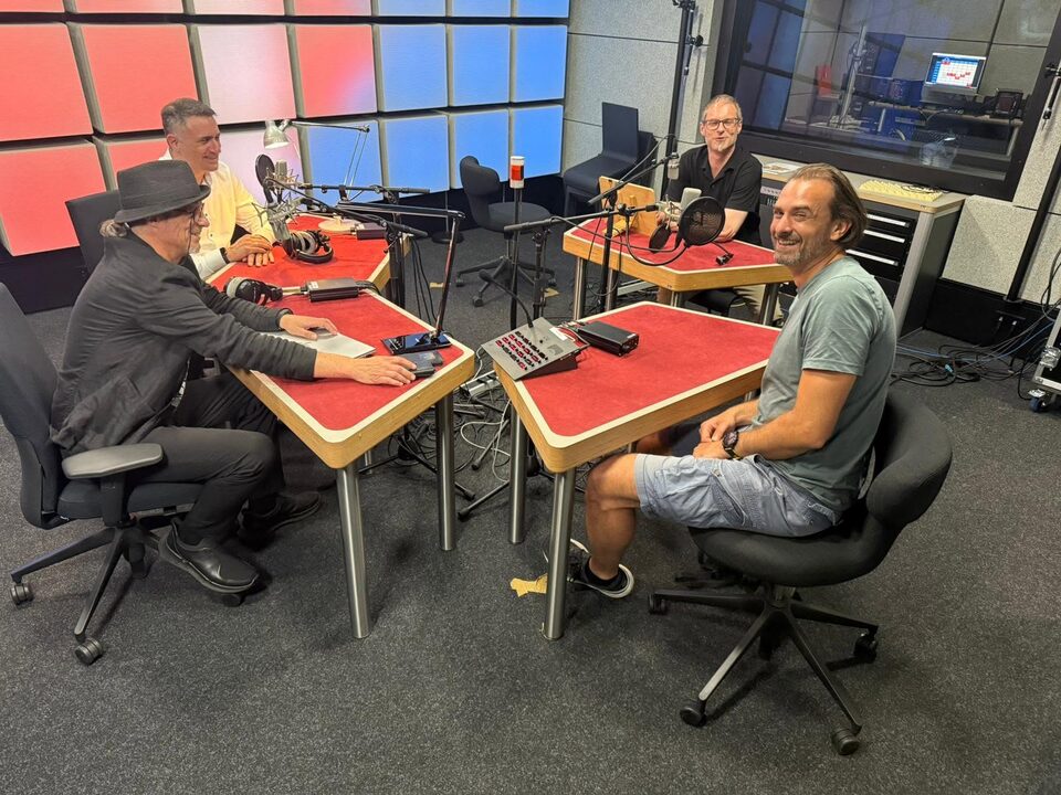 Im Studio von Ö1 (Kulturradio des ORF) 2025, zu Harry Pepls 80. Geburtstag und zum Album „Live“: Ö1-Jazzmoderator Christian Bakonyi mit Daniel Pepl, Clemens Salesny und Martin Bayer. Rechts hinten Clemens Salesny, rechts vorn Martin Bayer.