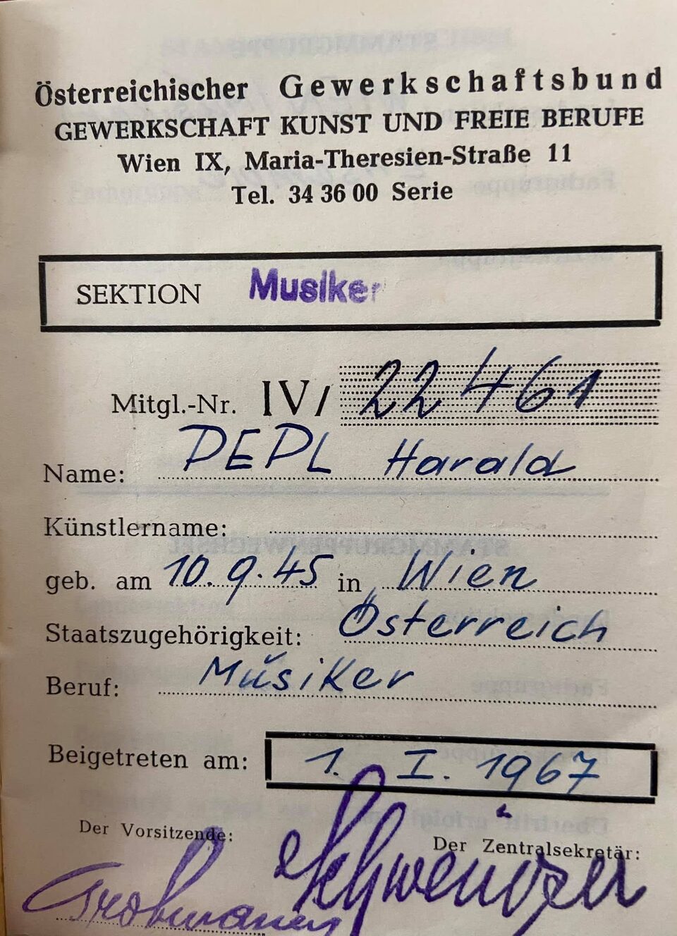 Mitgliedsausweis des Österreichischen Gewerkschaftsbunds, Gewerkschaft Kunst und freie Berufe, Sektion Musiker, für Harald Pepl, geboren am 10.9.1945 in Wien, Beruf Musiker, beigetreten am 1. Jänner 1967, mit 21 Jahren. Unterschrieben vom Vorsitzenden Grohmann und vom Zentralsekretär Schweinzer. Der Gitarrist Peter Paul Skrepek nannte den Ausweis auf Facebook „ein Zeitdokument“ und Grohmann den Gründer der OESTIG-LSG, der Verwertungsgesellschaft der ausübenden Musiker:innen.