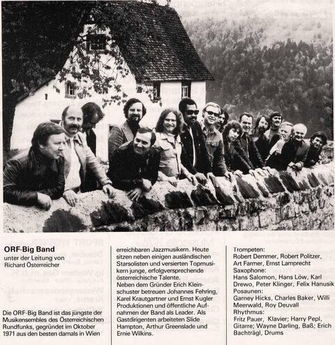 Gedruckte Seite aus den 1970er Jahren mit Bandfoto an einer Mauer und Besetzungsliste: Trompeten Robert Demmer, Robert Politzer, Art Farmer, Ernst Lamprecht; Saxophone Hans Salomon, Hans Löw, Karl Drewo, Peter Klinger, Felix Hanusik; Posaunen Garney Hicks, Charles Baker, Willi Meerwald, Roy Deuvall; Rhythmus Fritz Pauer (Klavier), Harry Pepl (Gitarre), Wayne Darling (Bass), Erich Bachträgl (Schlagzeug). Der Text nennt die Gründung im Oktober 1971 und Erich Kleinschuster als Gründer.