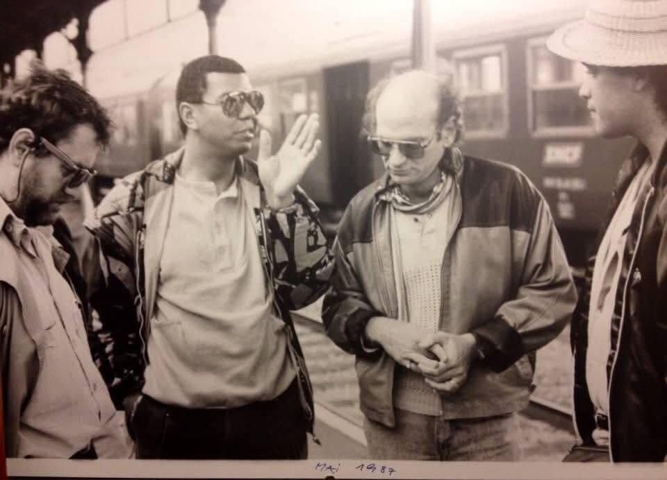 Auf einem Bahnsteig in Frankreich (im Hintergrund ein Zug der SNCF), auf dem Abzug handschriftlich „Mai 1987“: laut Daniel Pepl von links Harry Pepl, Jack DeJohnette, Dave Liebman und Mino Cinelu. Im selben Monat, am 30. Mai 1987, nahm Michel Portals Gruppe mit ihnen in Amiens das Album „Men's Land“ live auf.