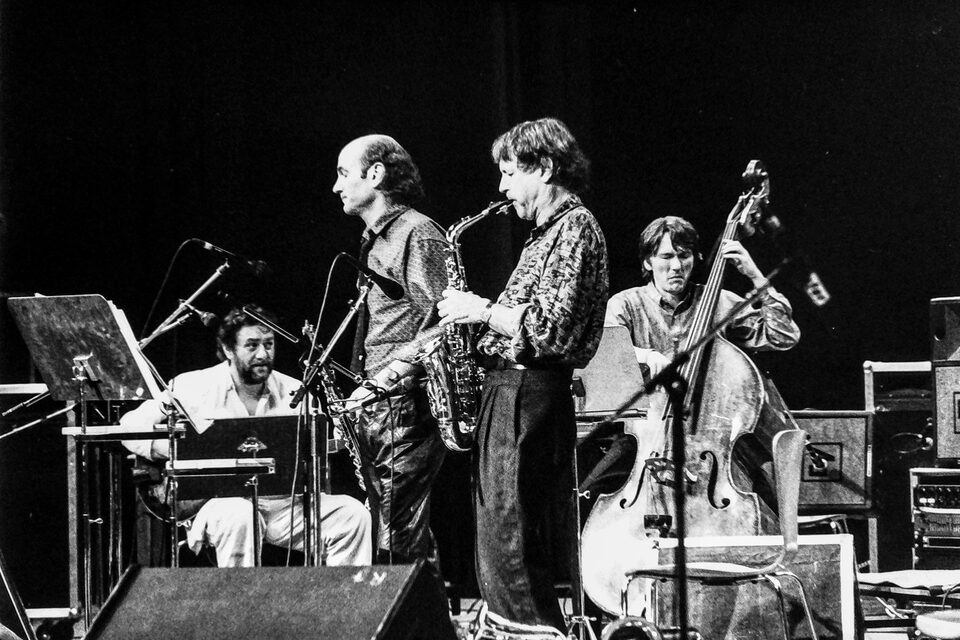 Jazzfestival Amiens, Frankreich, Mai 1987: links sitzend Harry Pepl mit der Gitarre, daneben zwei Saxophonisten und der Kontrabass. Von links nach rechts: Harry Pepl, Dave Liebman, Michel Portal mit dem Altsaxophon und Jean-François Jenny-Clark am Kontrabass. Die Namen nannte der Fotograf Frank Lantiez; sie stimmen mit der Besetzung von „Men's Land“ überein, dem Livealbum vom selben Festival.