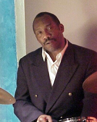 Alvin Queen à la batterie avec le Cedar Walton Trio à Dachau, Allemagne, 2001.