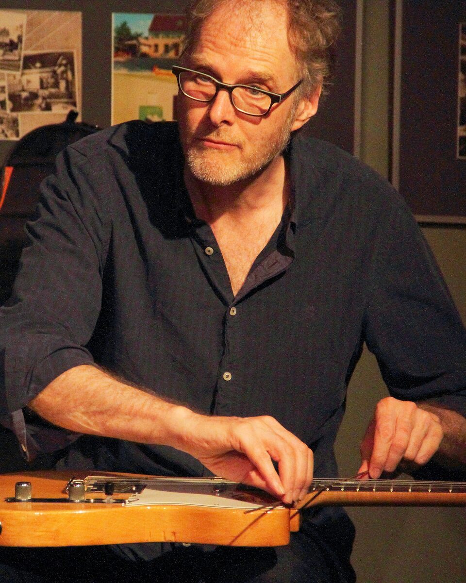 Andreas Willers, guitare électrique sur les genoux, lors d’un concert du groupe Grid Mesh au Club W71 à Weikersheim, Allemagne, 2018.