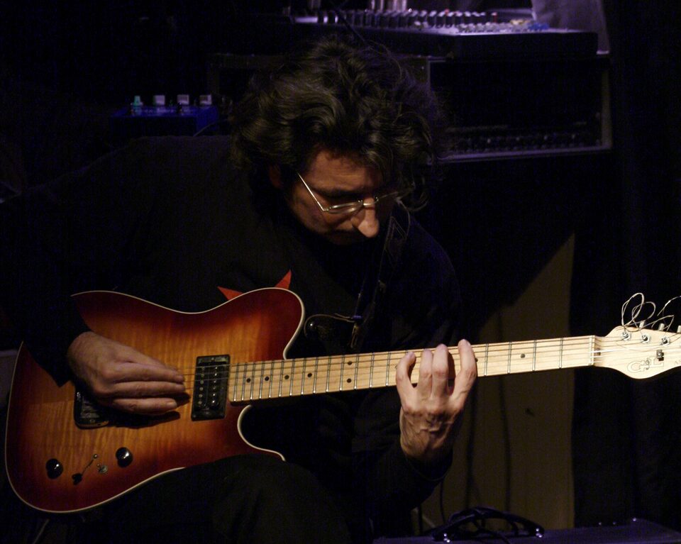 Andy Manndorff à la guitare électrique lors d’un concert au Blue Tomato à Vienne, club de jazz, Autriche, le 29 octobre 2008.