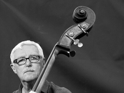 Bo Stief mit dem Kontrabass, Schwarzweißfoto von 2015.