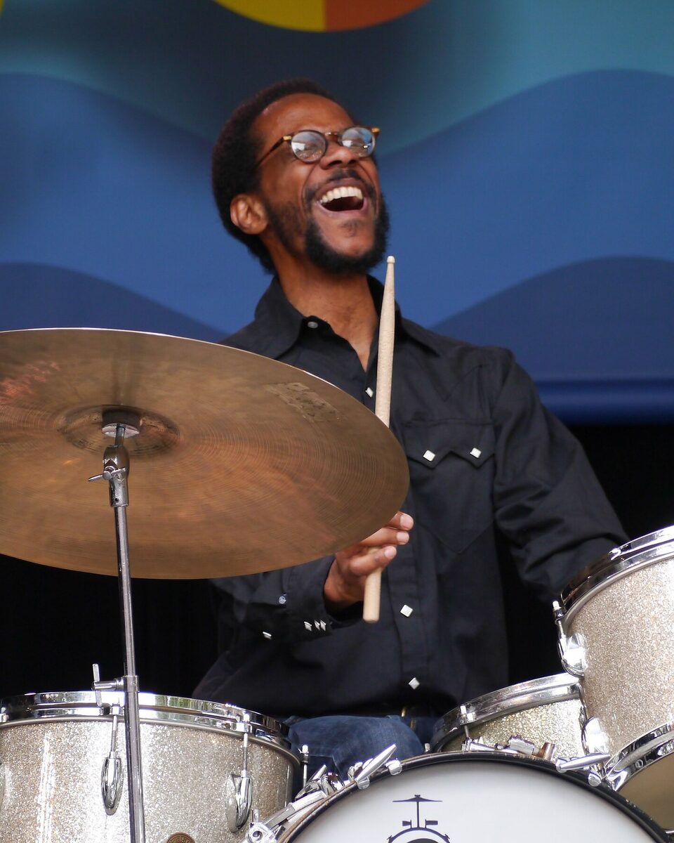 Brian Blade à la batterie avec son Fellowship Band au Monterey Jazz Festival 2014 à Monterey, États-Unis.