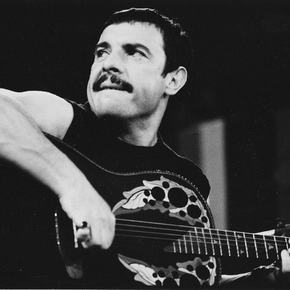Christian Escoudé mit der Gitarre beim Internationalen Jazzfestival in der Lucerna-Halle in Prag, Tschechoslowakei, 1984.
