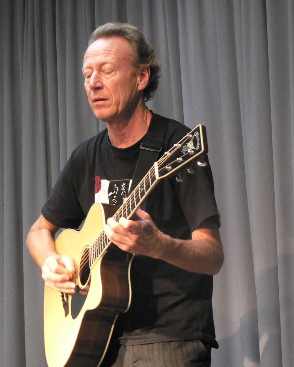 Christy Doran mit der akustischen Gitarre bei einem Konzert, 2007.