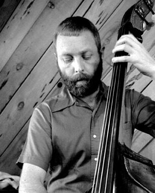 Dave Holland on double bass with his quintet at the Bach Dancing & Dynamite Society in Half Moon Bay, California, USA, black-and-white photo from March 1987.