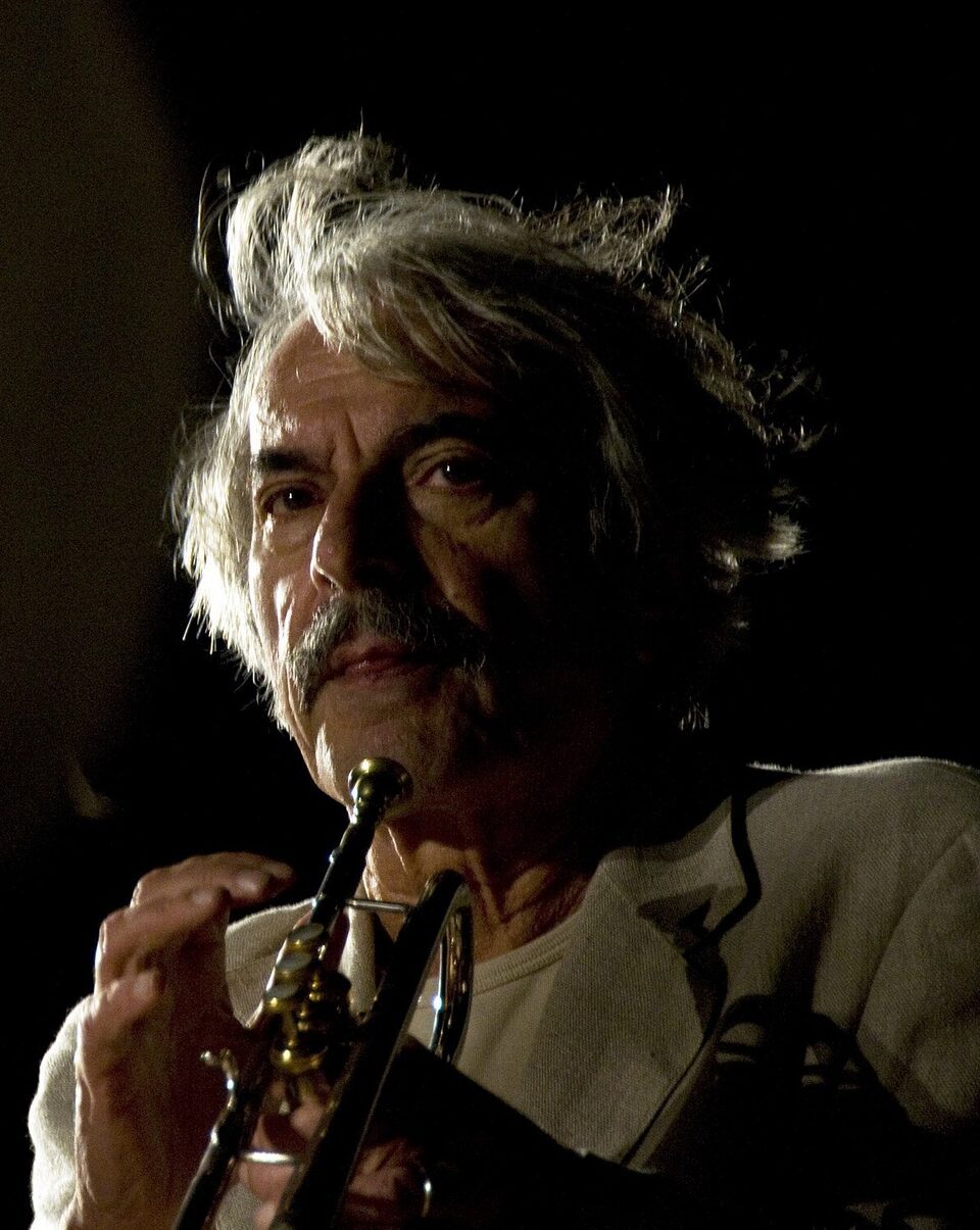 Enrico Rava mit der Trompete im Scheinwerferlicht, 2009.