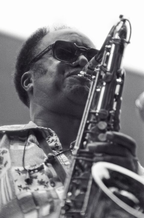 Ernie Wilkins mit dem Tenorsaxophon, New York, Juli 1976.