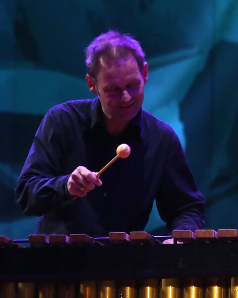 Flip Philipp au marimba lors de l’ouverture des Wiener Festwochen 2013 sur la Rathausplatz à Vienne, Autriche.