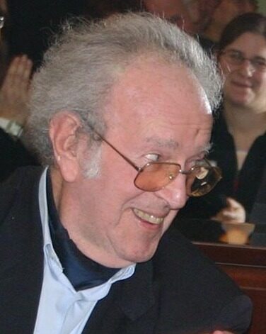 Gerhard Bronner lachend beim Händedruck, 2004.