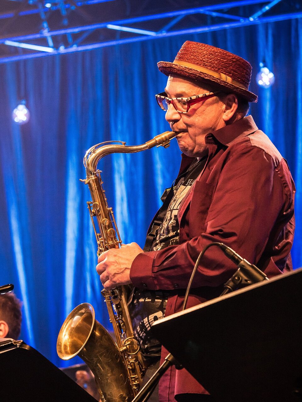 Harry Sokal mit Tenorsaxophon und Strohhut beim Moers Festival 2015 in Moers, Deutschland.