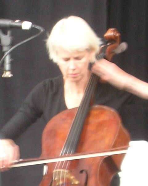Joan Jeanrenaud mit dem Violoncello bei einem Auftritt mit Kihnoua im de Young Museum in San Francisco, USA, 2008.
