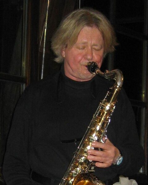Leszek Zadlo mit dem Tenorsaxophon bei einem Konzert in Nürnberg, Deutschland, 2009.