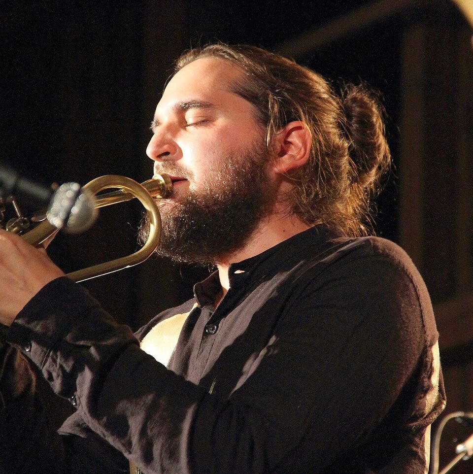 Mario Rom mit der Trompete bei einem Auftritt von Shake Stew beim INNtöne Jazzfestival 2017 in Diersbach, Österreich.