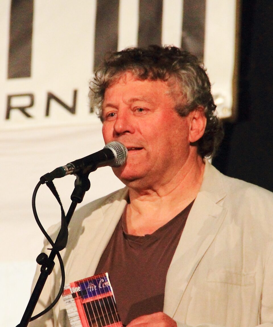 Paul Zauner accueillant les musiciens et les invités au festival de jazz INNtöne à Diersbach, Haute-Autriche, Autriche, mai 2016.