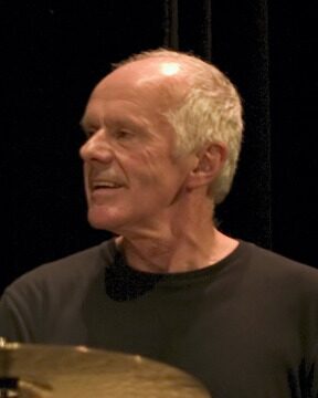 Pierre Favre à la batterie lors d’un concert, 2005.
