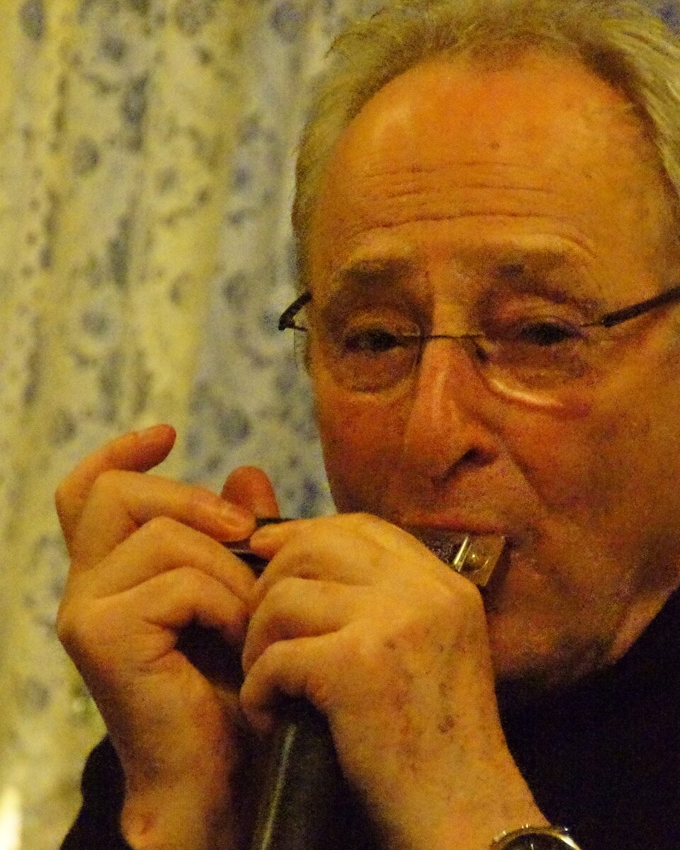 Richard Österreicher à l’harmonica au bar King of Hearts à Vienne, Autriche, 2013.