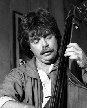 Ron McClure à la contrebasse avec le groupe Quest à la Bach Dancing & Dynamite Society de Half Moon Bay, Californie, États-Unis, photo en noir et blanc de juin 1987.
