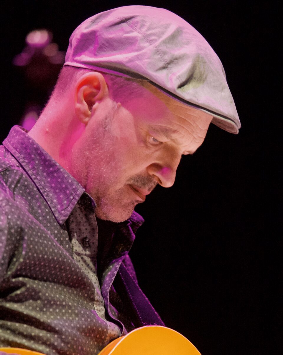 Wolfgang Muthspiel à la guitare lors d’un concert de son quintette au TivoliVredenburg à Utrecht, Pays-Bas, 2018.