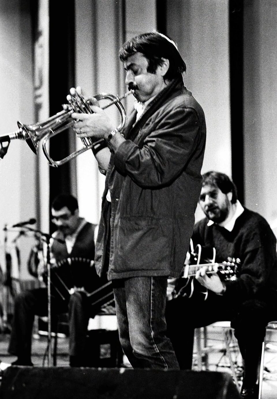 Im Oktober 1986 in Linz: vorn Enrico Rava am Flügelhorn, dahinter links Dino Saluzzi am Bandoneon und rechts Harry Pepl an der Gitarre. Im selben Monat entstand im Tonstudio Bauer in Ludwigsburg das Album „Volver“.