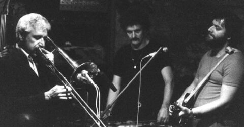 Auf der Bühne eines Jazzclubs in Wien, laut Daniel Pepl vermutlich im Jazzland beim Schwedenplatz (Franz-Josefs-Kai, seit 1972): links der US-amerikanische Posaunist Frank Rosolino, in der Mitte Werner Pirchner, rechts Harry Pepl mit der Gitarre. Rosolino starb im November 1978, das Foto entstand also zwischen dem Beginn der Zusammenarbeit von Pepl und Pirchner 1975 und 1978. Werner Pirchners Chronologie nennt Rosolino unter seinen Mitmusikern.