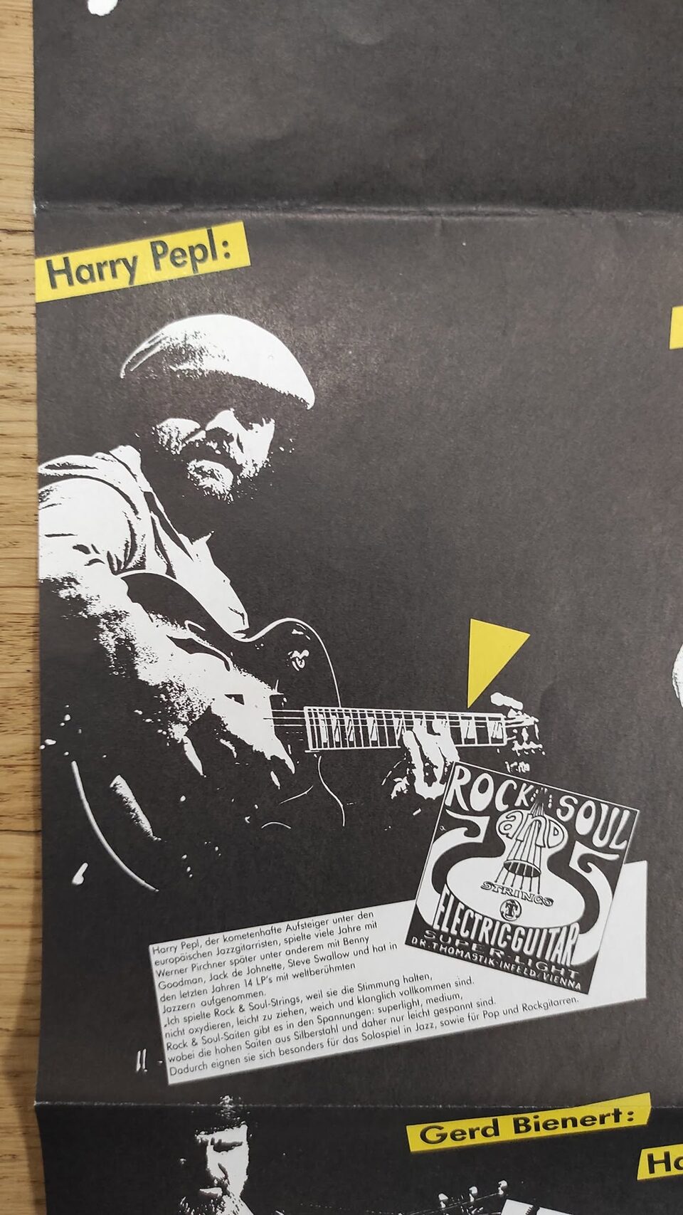 Gefalteter Werbeprospekt der Wiener Saitenmanufaktur Thomastik-Infeld für die Gitarrensaiten „Rock & Soul Strings“ (Electric Guitar, Super Light) mit einem Foto von Harry Pepl mit Schirmmütze an der Jazzgitarre. Der Text nennt ihn den „kometenhaften Aufsteiger unter den europäischen Jazzgitarristen“, darunter steht ein Zitat von Pepl. Unten beginnt die Seite des Gitarristen Gerd Bienert.